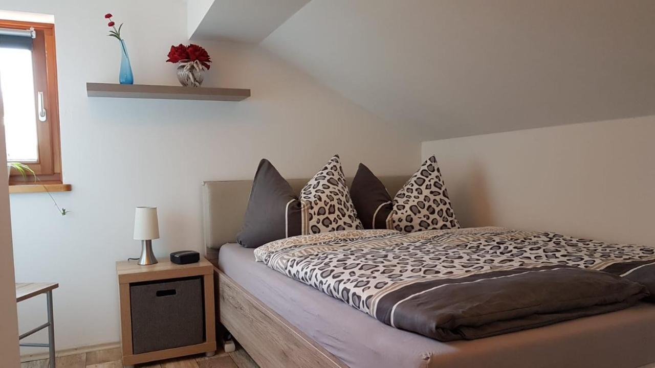Kleine Gemuetliche Mansardenwohnung Im Suedosten Muenchens Assling Exterior photo